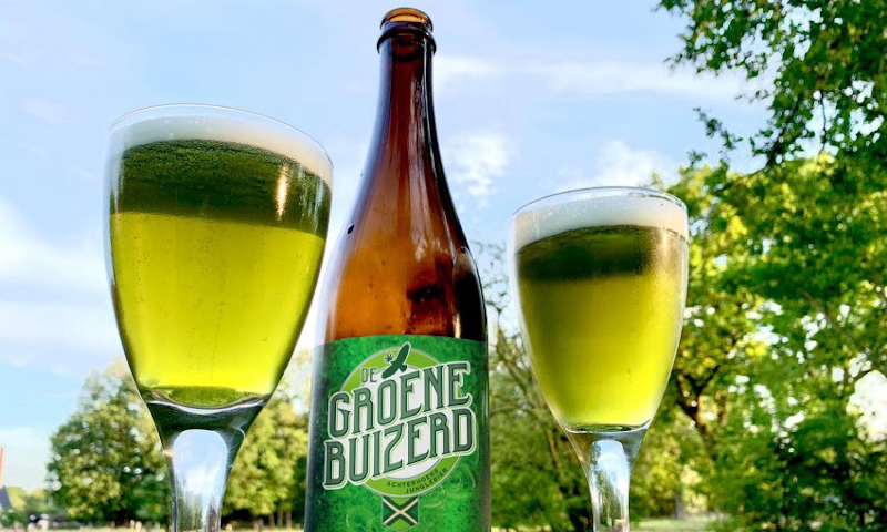 De Groene buizerd bier fles en twee glazen